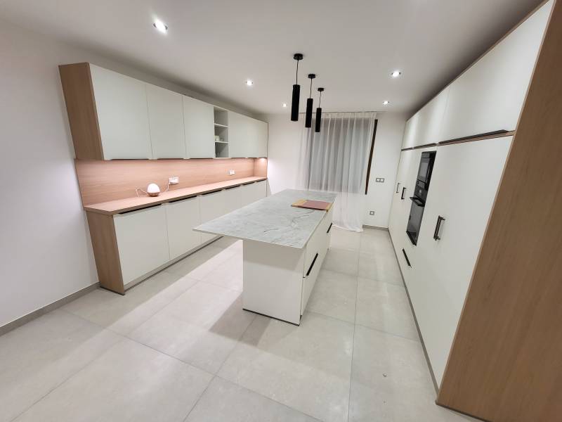 Cuisine sur Manosque - Couleur blanc et bois - plan de travail ilot en pierre Taj Mahal