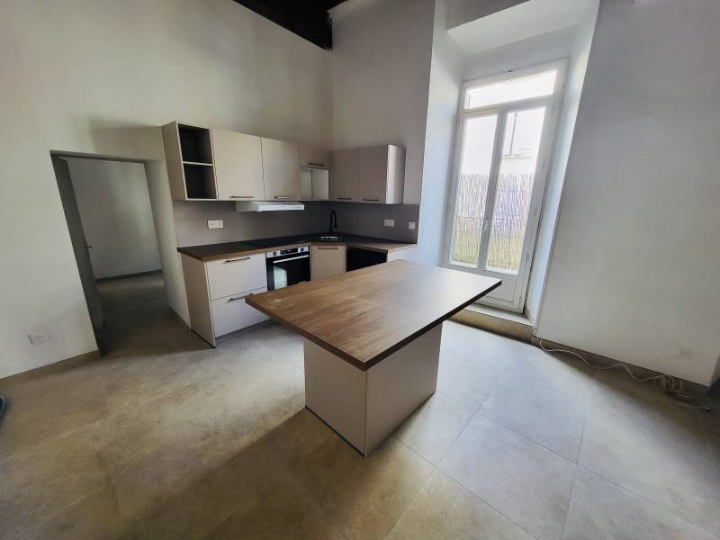 Cuisiniste Manosque pour pose d'ilot central en bois et évier en coin du plan de travail en L