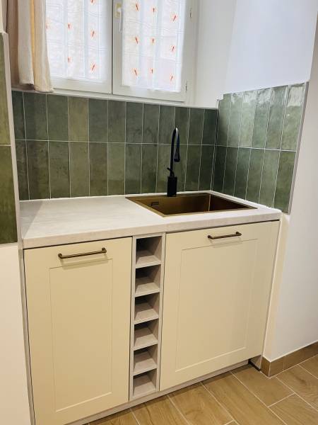 Cuisine sur-mesure avec plan de travail stratifié effet béton ciré installée aux Mées 04190