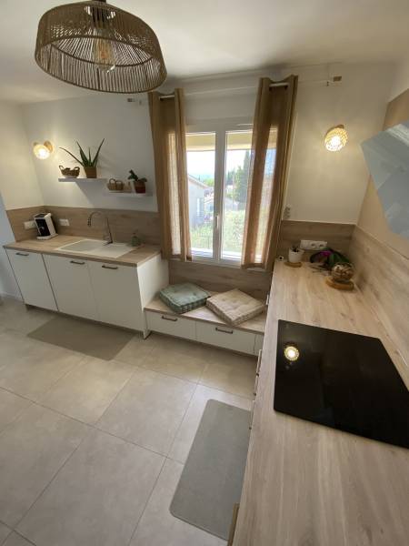 Création de cuisine blanc et bois à Forcalquier avec lave vaisselle encastrée avec aménagement sous fenêtre