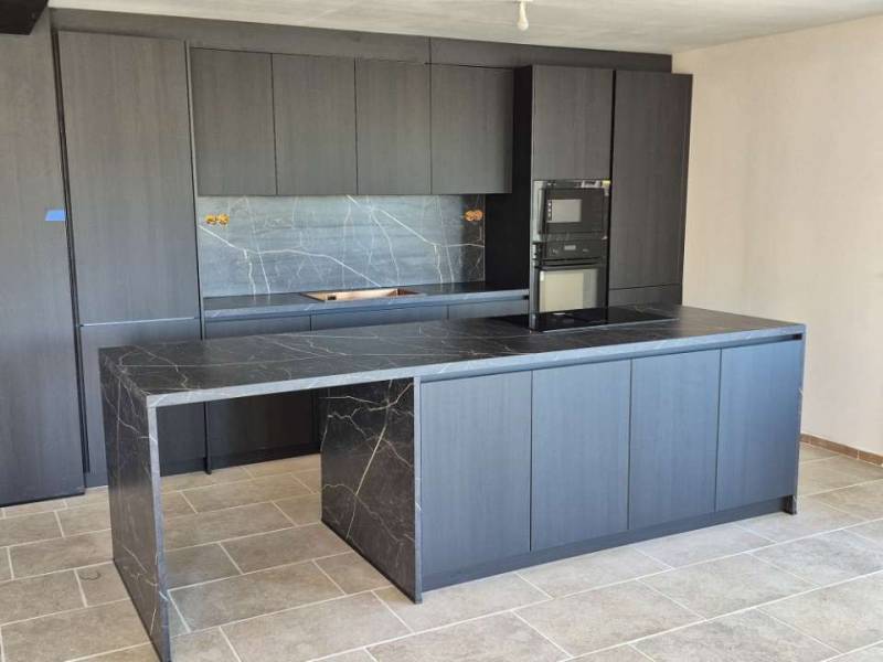 Pose et fourniture de plaque de cuisson avec hotte intégrée pour cuisine d'îlot central à Manosque