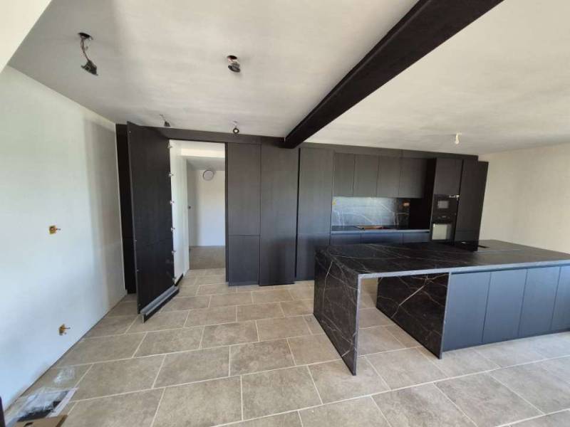 Cuisiniste à Moustiers-Sainte-Marie : aménagement d’une cuisine haut de gamme avec îlot central