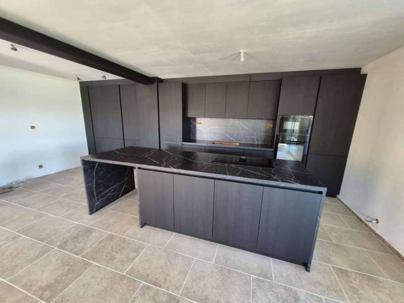 Moustiers-Sainte-Marie cuisiniste pour l'installation d'un ilot central et de plan de travail en bois