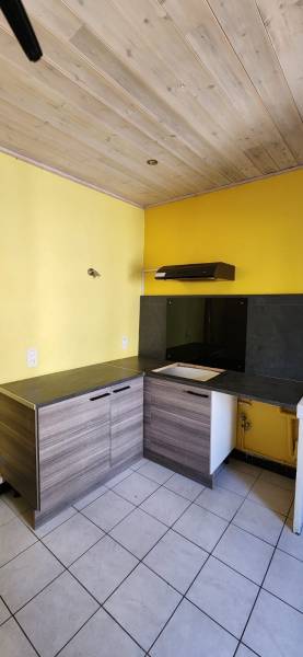 Aménagement cuisine d'angle à Mane avec plan de travail sur-mesure effet bois chêne clair à côté de Forcalquier