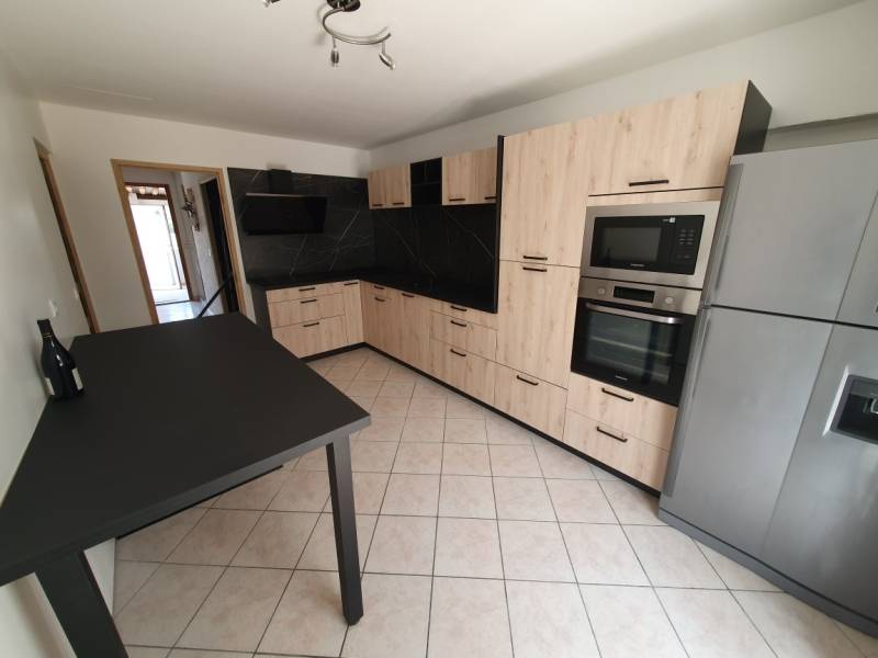 Pose d'une cuisine moderne en bois chêne d'été et plan de travail noir sur Manosque 04100