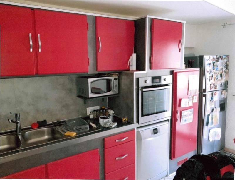 Pose d'une cuisine moderne en bois chêne d'été et plan de travail noir sur Manosque 04100
