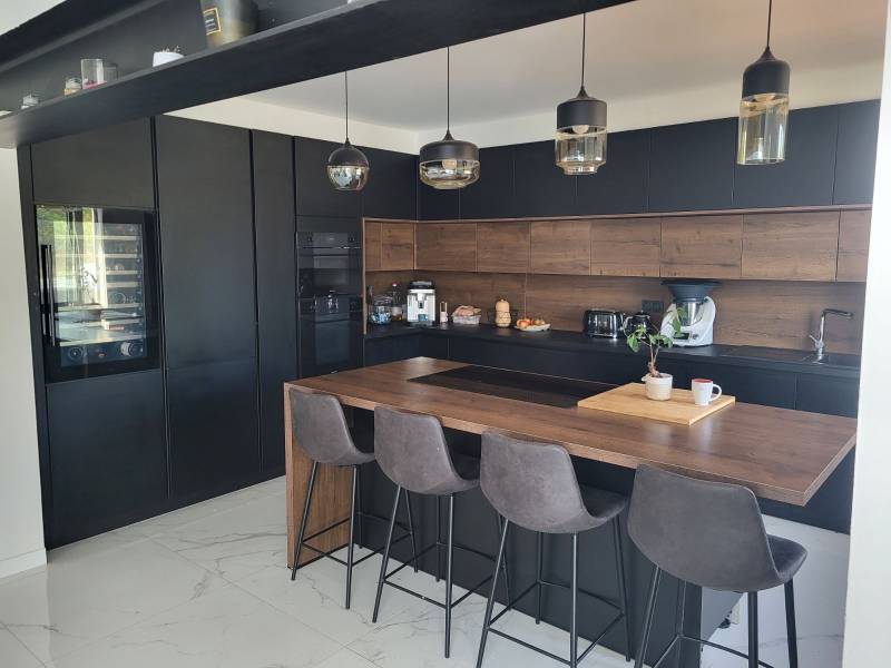 Devis pour cuisine ouverte avec façades noir mat et bois à Volx