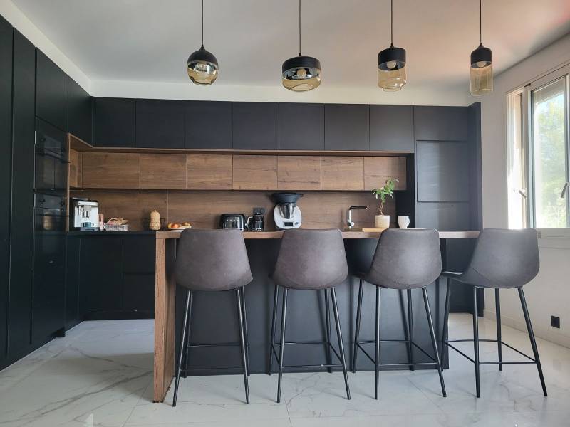 Devis pour cuisine ouverte avec façades noir mat et bois à Volx