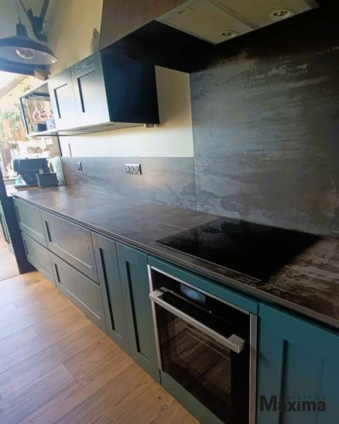 Cuisine sur mesure sans poignées en bois dans notre showroom à Volx, proche de Manosque