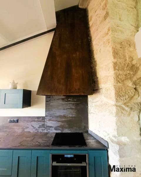 Cuisine sur mesure sans poignées en bois dans notre showroom à Volx, proche de Manosque