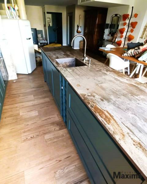 Cuisine sur mesure sans poignées en bois dans notre showroom à Volx, proche de Manosque