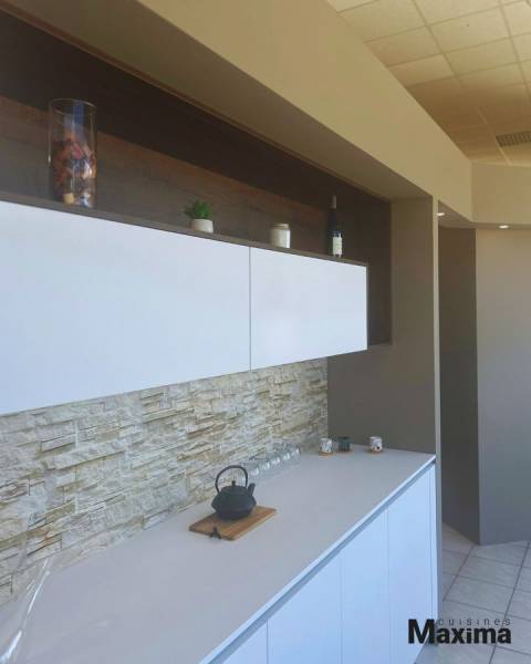 Faire un devis pour une cuisine linéaire avec de la pierre