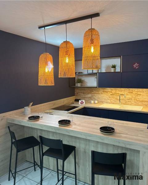 Cuisine en bois de chêne d'été clair et stratifié bleu océan, dans notre showroom à Volx
