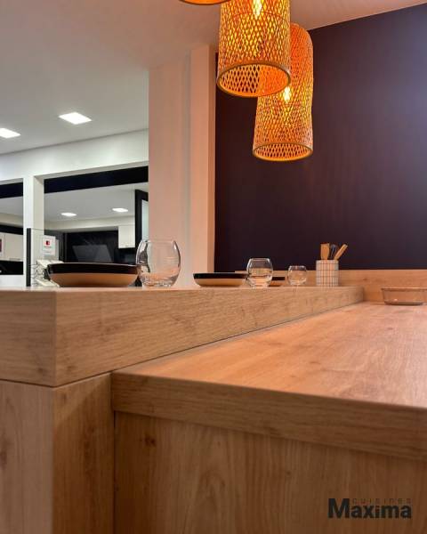 Cuisine en bois de chêne d'été clair et stratifié bleu océan, dans notre showroom à Volx