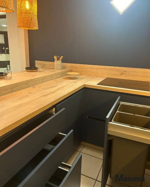 Cuisine en bois de chêne d'été clair et stratifié bleu océan, dans notre showroom à Volx