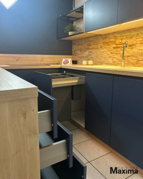 Cuisine en bois de chêne d'été clair et stratifié bleu océan, dans notre showroom à Volx