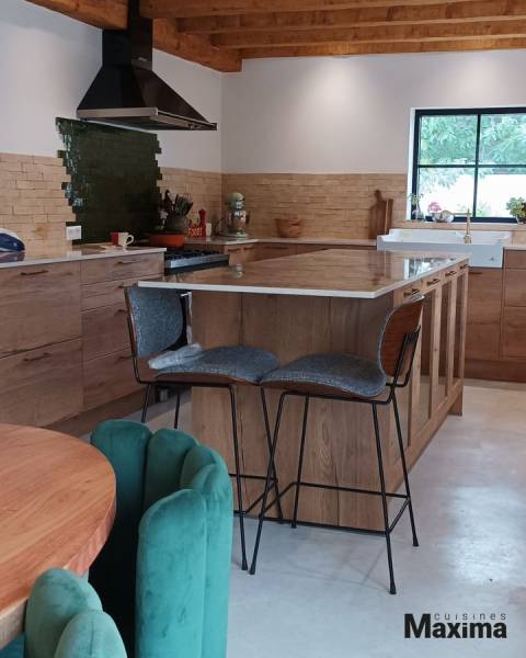 Conception et pose de cuisine sur mesure avec poignées à Manosque